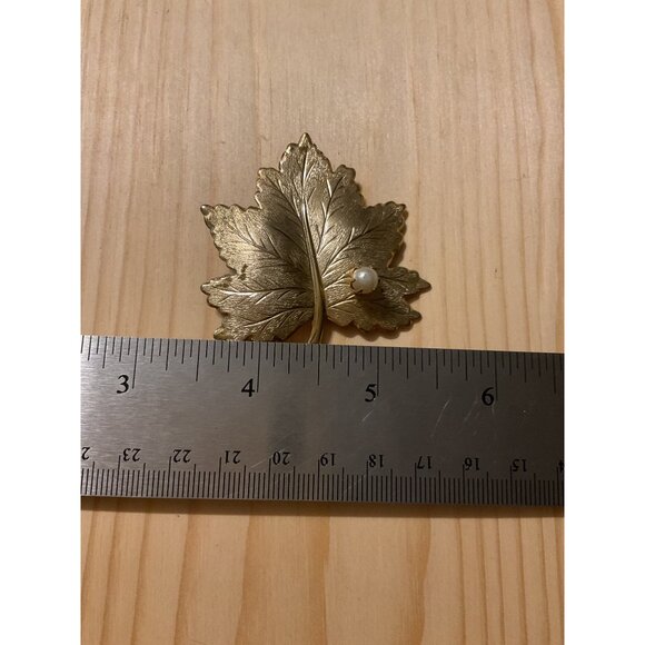 Vintage Sarah Coventry Gold Leaf Brooch With Faux Pearl Pin - Picture 2 of 5